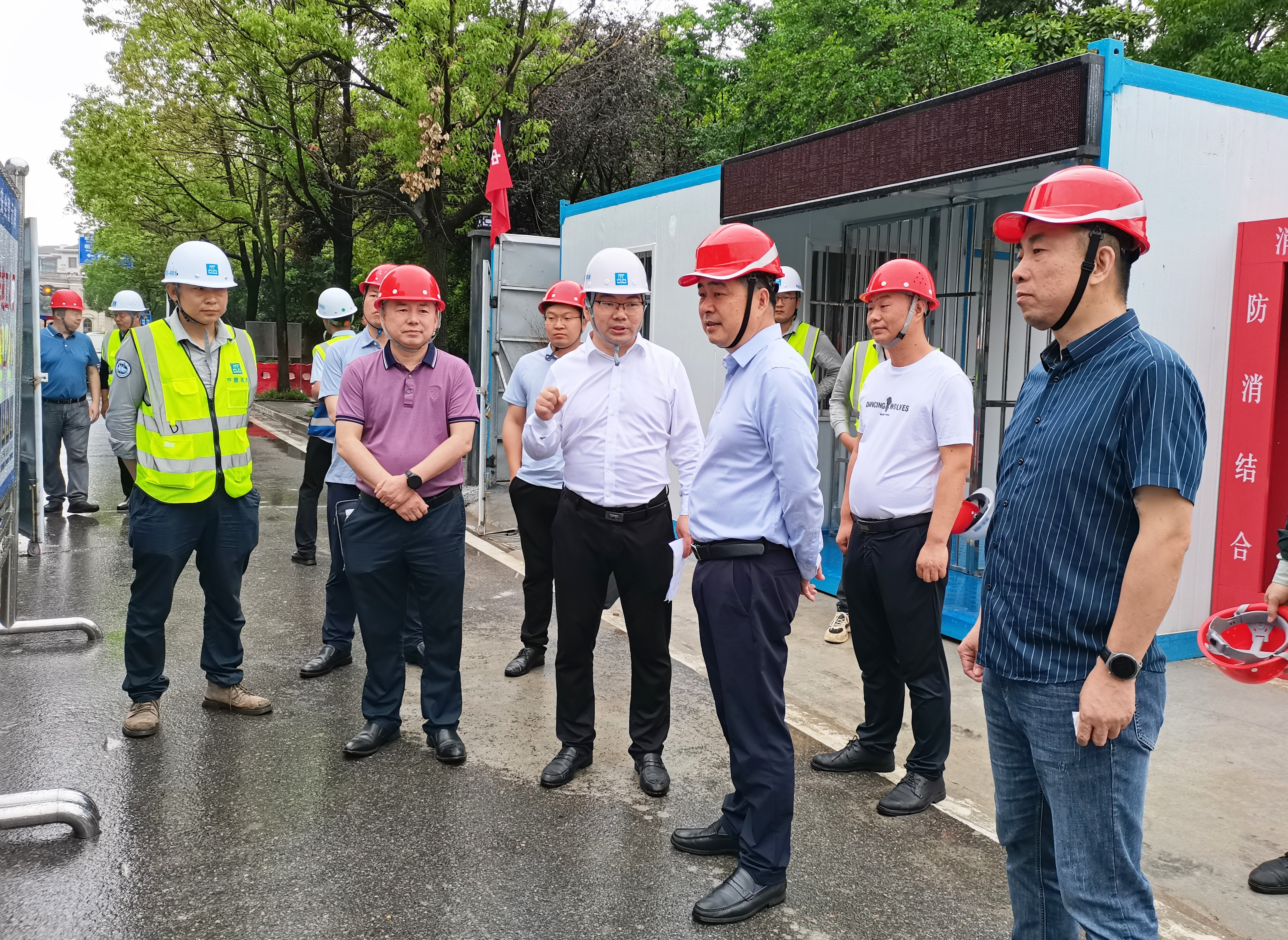  省物探隊黨委書記任康進一行在黃岡遺愛湖水系治理項目調研